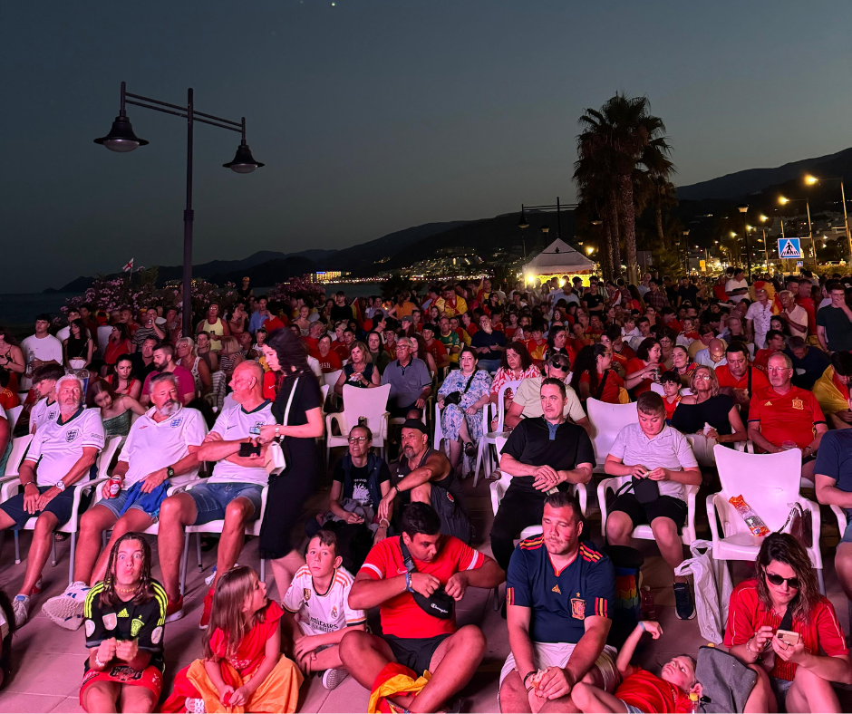 La noche de ayer fue inolvidable en Mojácar, donde más de 500 personas se reunieron para presenciar la emocionante final de la Eurocopa entre España e Inglaterra.